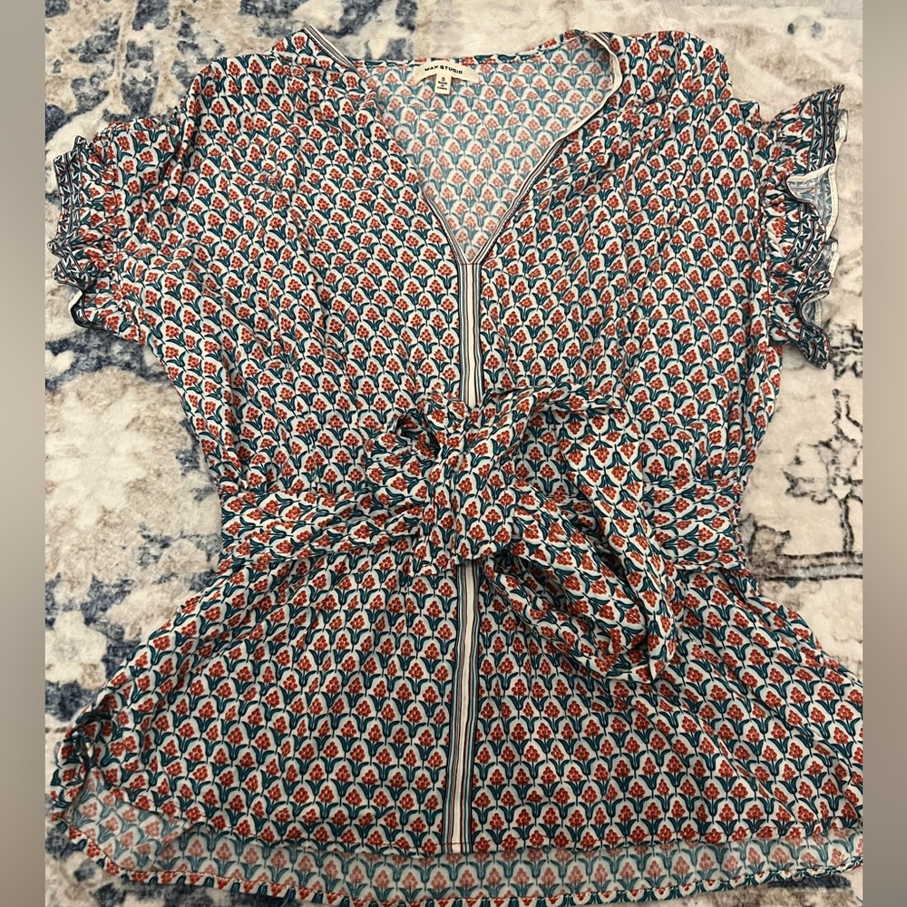 Beautiful blouse and fresh material! Size S